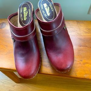 Burgundy colored wooden clogs.Brand Skandals.